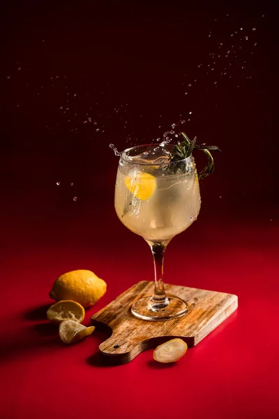 Ett Aperitif Glas Gul Dryck Med Citroner Och Rosmarin Träskiva — Stockfoto