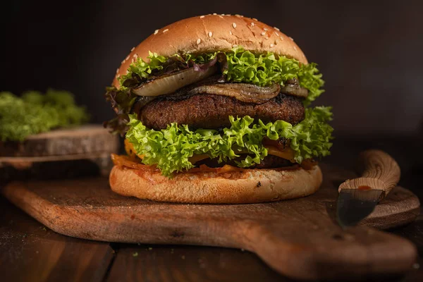 Гамбургер Подвійною Веганською Гороховою Пиріжкою Карамелізованою Цибулею Салатом Дошці Манго — стокове фото