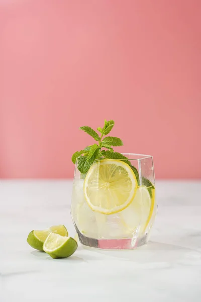 Ett Glas Med Drink Gurka Isbitar Mynta Och Lime Rosa — Stockfoto