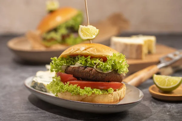 Una Hamburguesa Con Empanada Vegetariana Lechuga Tomates Una Rebanada Lima —  Fotos de Stock