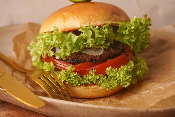 Una Hamburguesa Con Empanada Vegetariana Lechuga Tomates Una Rebanada Lima —  Fotos de Stock
