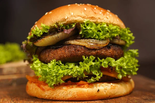 Hamburguesa Con Doble Empanada Guisantes Veganos Cebollas Caramelizadas Lechuga Sobre —  Fotos de Stock