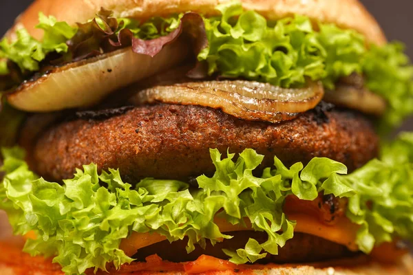 Hamburguesa Con Doble Empanada Guisantes Veganos Cebollas Caramelizadas Lechuga Primer —  Fotos de Stock