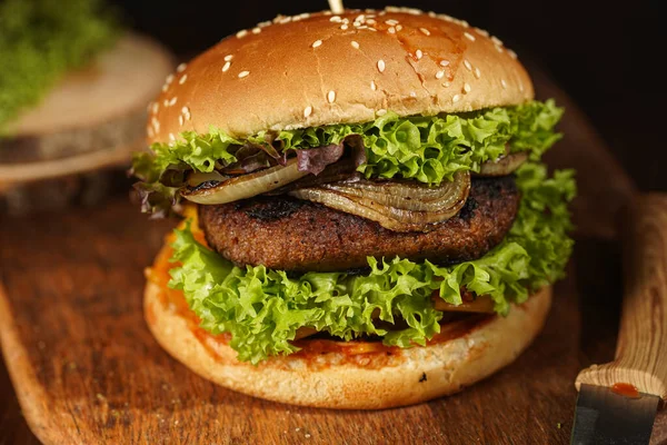 Hamburger Avec Double Galette Pois Végétalien Oignons Caramélisés Laitue Sur — Photo