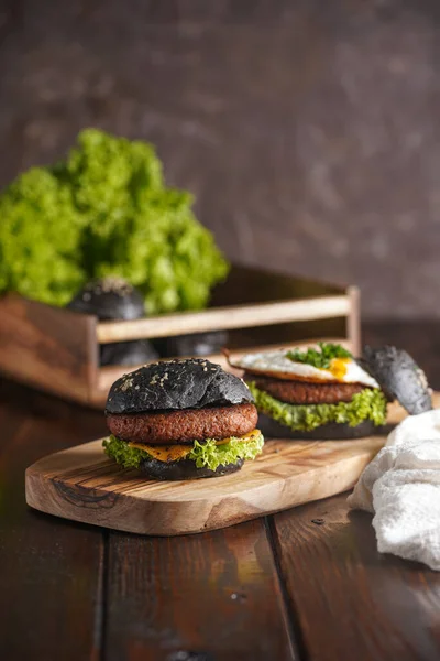 Black Brötchen Burger Mit Veganem Patty Spiegelei Grünem Salat Auf — Stockfoto