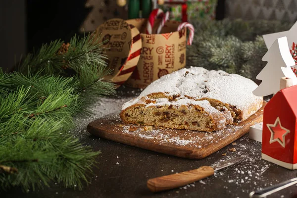 Tradycyjne Ciasto Świąteczne Stollen Cukrem Pudrem Drewnianej Desce Otoczony Świąteczną — Zdjęcie stockowe