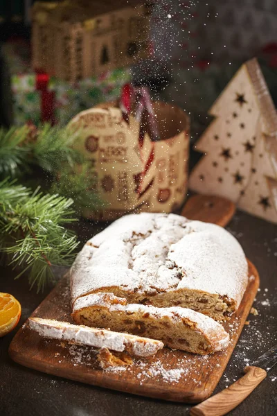 Tradycyjne Ciasto Świąteczne Stollen Cukrem Pudrem Przesiewania Drewnianej Desce Otoczony — Zdjęcie stockowe
