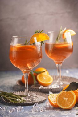 Portakallı, alkollü, aperol spreyli, portakal, mandalina ve biberiyeli limonata.