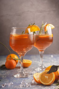 Portakallı, alkollü, aperol spreyli, portakal, mandalina ve biberiyeli limonata.