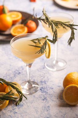 Sarı Noel alkollü limonata, portakal, mandalina ve biberiye ile margarita bardakları.