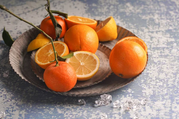 Laranjas Tangerinas Frutos Inteiros Cortados Meio Numa Chapa Metálica — Fotografia de Stock