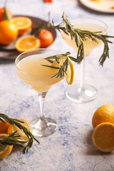 Gul Jul Alkoholhaltig Lemonad Med Apelsiner Mandariner Och Rosmarin Margaritaglas — Stockfoto