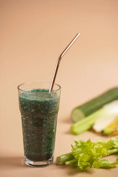 Bir Bardak Yeşil Sağlıklı Detoks Smoothie Sebzeli Spirulina Tozlu Pirinç — Stok fotoğraf