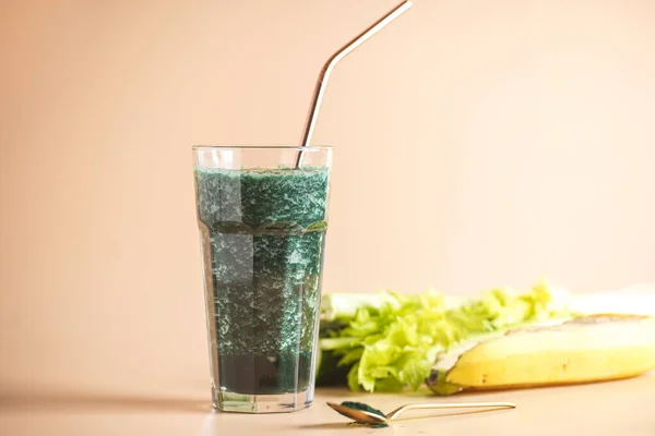 Bir Bardak Yeşil Sağlıklı Detoks Smoothie Sebzeli Spirulina Tozlu Pirinç — Stok fotoğraf