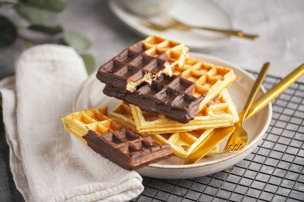 Gofres Desayuno Con Chocolate Con Cubiertos Dorados Sobre Superficie Gris — Foto de Stock