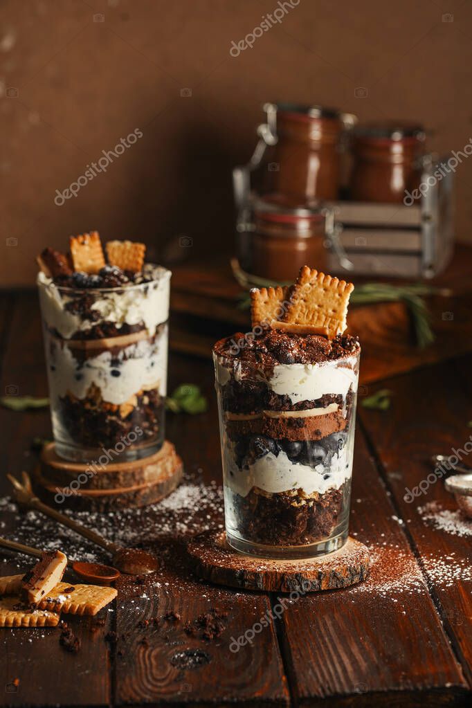 Tamizar azúcar en polvo y cacao en polvo sobre dos vasos con una