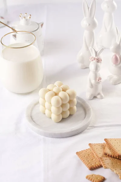 Une Bougie Blanche Sur Une Nappe Blanche Entourée Figurines Lapin — Photo