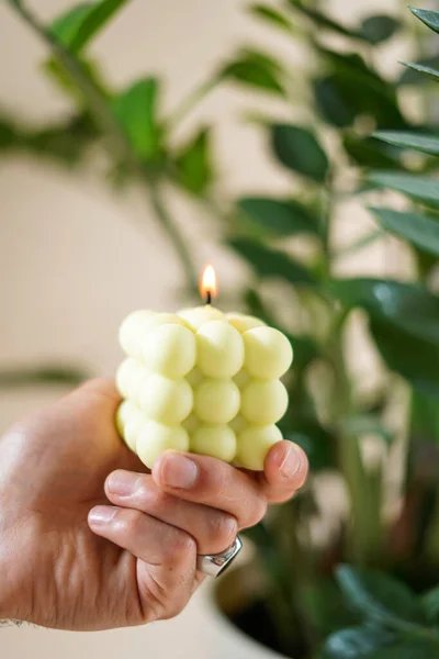 Una Mano Maschile Che Tiene Una Candela Verde Pastello Con — Foto Stock