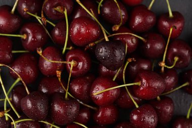 Taze tatlı ve ekşi koyu kırmızı kirazlar, yaklaşın.