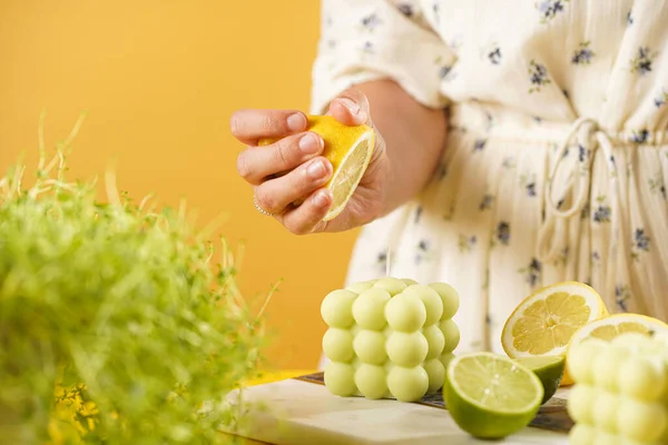 Manos Femeninas Presionando Jugo Limón Sobre Una Vela Burbuja Verde —  Fotos de Stock