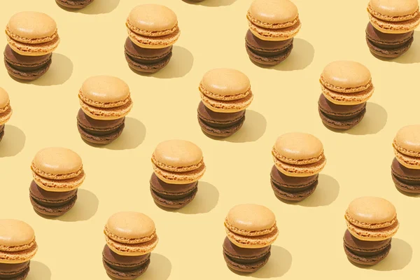 Twee Romige Chocolade Macaron Gebak Gestapeld Elkaar Hard Licht Patroon — Stockfoto
