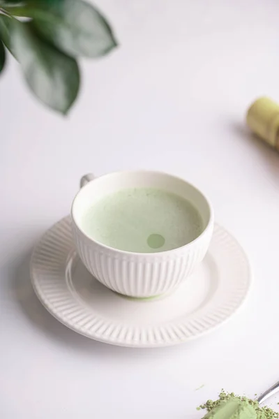 Egy Fehér Porcelán Csésze Japán Matcha Tea Ital Egy Fehér — Stock Fotó