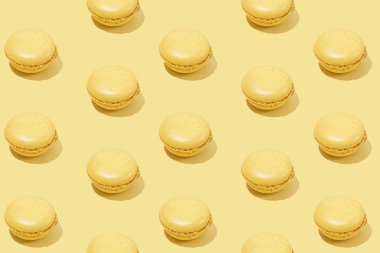 Parlak sarı arkaplanda sarı bir makarna deseni var.