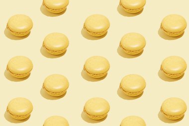 Parlak sarı arkaplanda sarı bir makarna deseni var.