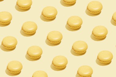 Parlak sarı arkaplanda sarı bir makarna deseni var.