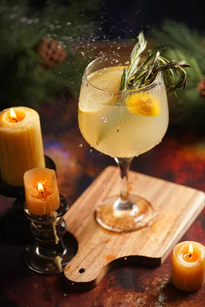 Ett Stort Glas Med Jul Dricka Lemonad Med Rosmarin Och — Stockfoto