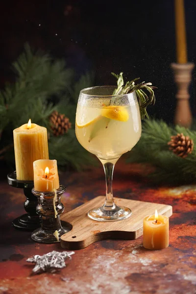 Ett Stort Glas Med Jul Dricka Lemonad Med Rosmarin Och — Stockfoto