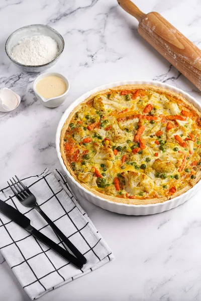 Quiche Francês Assado Torta Vegetal Enchido Com Cenouras Ervilhas Queijo — Fotografia de Stock