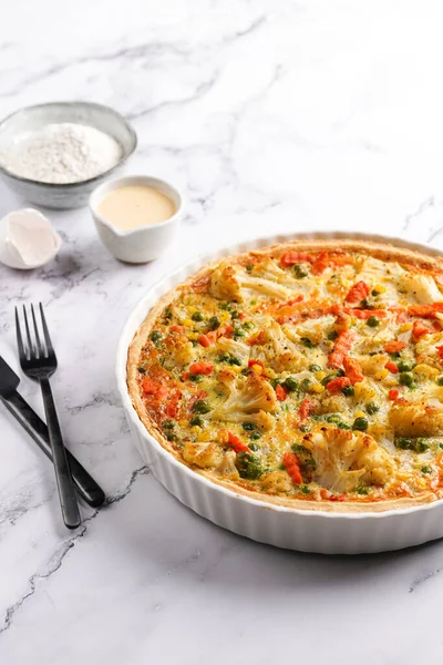 Quiche Francês Assado Torta Vegetal Enchido Com Cenouras Ervilhas Queijo — Fotografia de Stock