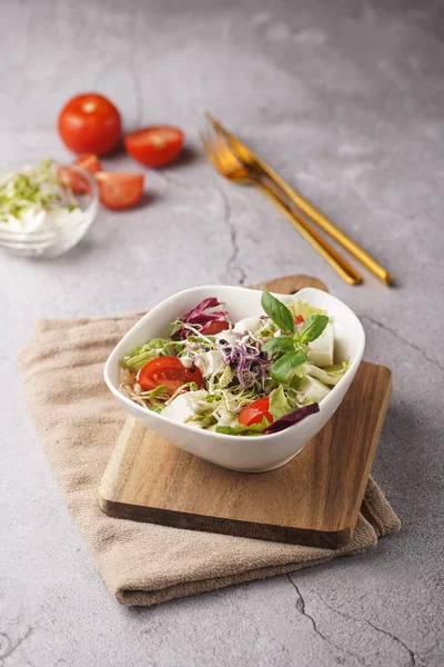 Uma Pequena Saladeira Branca Com Microgreens Tomates Cereja Folhas Manjericão — Fotografia de Stock