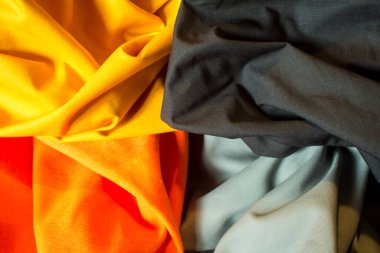 sarı turuncu ve gri kumaş