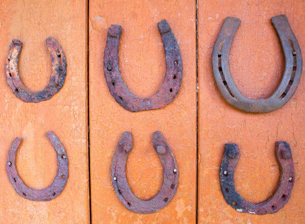 old rusty horseshoes arrive on the boards