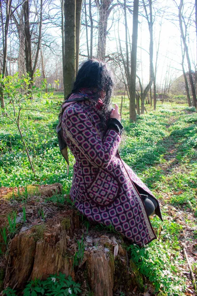 Mulher Sentada Toco Árvore Nos Inimigos — Fotografia de Stock