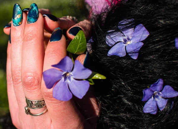 Tırnakları boyalı kadın elleri.