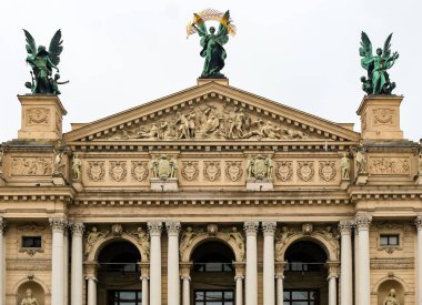 Lviv 'deki opera binasının ön cephesinin bir parçası.