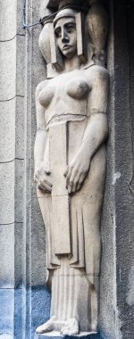 Lviv şehrinin tarihi bölgesinde bir binanın ön cephesinin bir parçası.