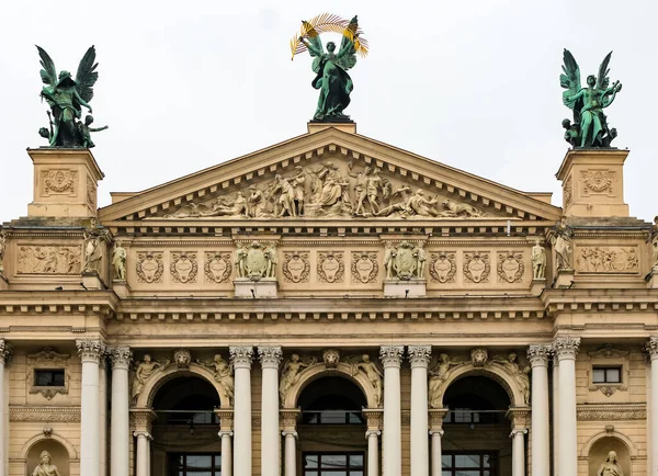 Lviv 'deki opera binasının ön cephesinin bir parçası.