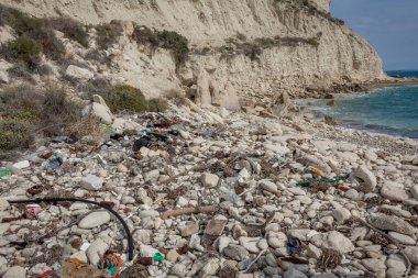 Kıbrıs sahilindeki çöp ve molozlar, insan faaliyetlerinin neden olduğu deniz kirliliğinin çevresel etkilerini gösteriyor.