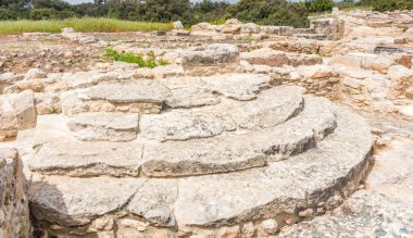 Kıbrıs 'taki Apollo Hylates Sığınağı' ndaki antik bina ve sütunların taş kalıntıları, parlak doğal ışık ve tarihi Akdeniz mimarisi sergileniyor.