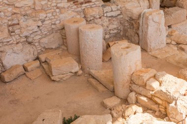 Kıbrıs 'taki Apollo Hylates Sığınağı' ndaki antik banyo kalıntıları, doğal ışık altında eskimiş taş kalıntıları ve tarihi mozaik parçalarının yer aldığı antik bir yapı.