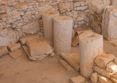 Kıbrıs 'taki Apollo Hylates Sığınağı' ndaki antik banyo kalıntıları, doğal ışık altında eskimiş taş kalıntıları ve tarihi mozaik parçalarının yer aldığı antik bir yapı.