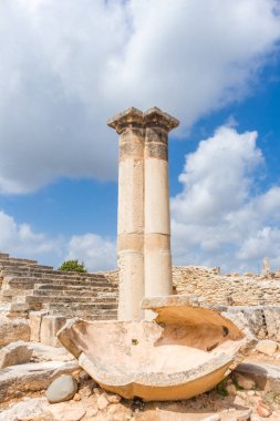 Kıbrıs 'taki Apollo Hylates Sığınağı' nın antik kalıntıları, yıpranmış taş yapılar ve parlak Akdeniz ışığı altında ayakta duran sütunlar yer alıyor.