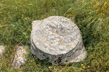 Kıbrıs 'taki Apollo Hylates Sığınağı' ndaki antik bina ve sütunların taş kalıntıları, parlak doğal ışık ve tarihi Akdeniz mimarisi sergileniyor.