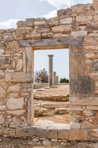 Kıbrıs 'taki Apollo Hylates Sığınağı' nın antik kalıntıları, yıpranmış taş yapılar ve parlak Akdeniz ışığı altında ayakta duran sütunlar yer alıyor.