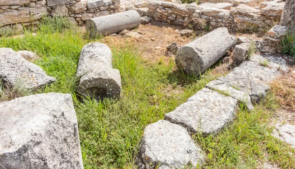 Kıbrıs 'taki Apollo Hylates Sığınağı' ndaki antik bina ve sütunların taş kalıntıları, parlak doğal ışık ve tarihi Akdeniz mimarisi sergileniyor.