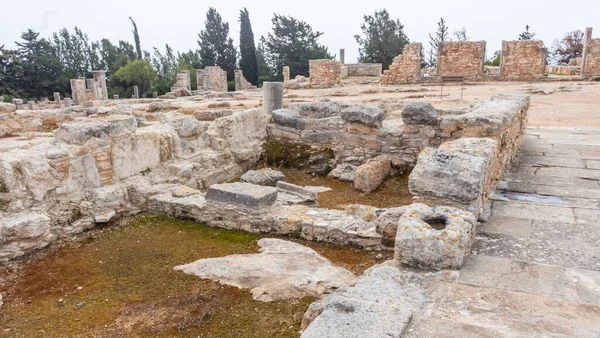 Kıbrıs 'taki Apollo Hylates Sığınağı' ndaki antik bina ve sütunların taş kalıntıları, parlak doğal ışık ve tarihi Akdeniz mimarisi sergileniyor.
